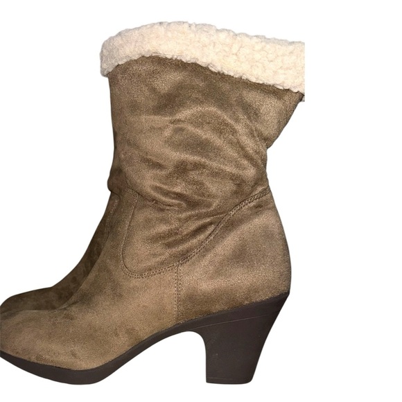 Elegant Tan Heeled Boots with Cozy Cream Lining used size 8 - Picture 2 of 5